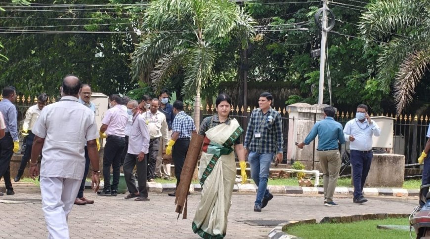 “Ek Din Ek Ghanta Ek Saath” mass cleanliness drive held at Kharabela Bhawan under Swachhata Hi Seva Campaign