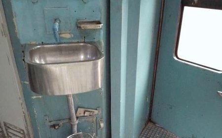 Kharagpur Division Observes ‘Swachh Railgadi (Clean Train)’ under Swachhata Pakhwada 2025