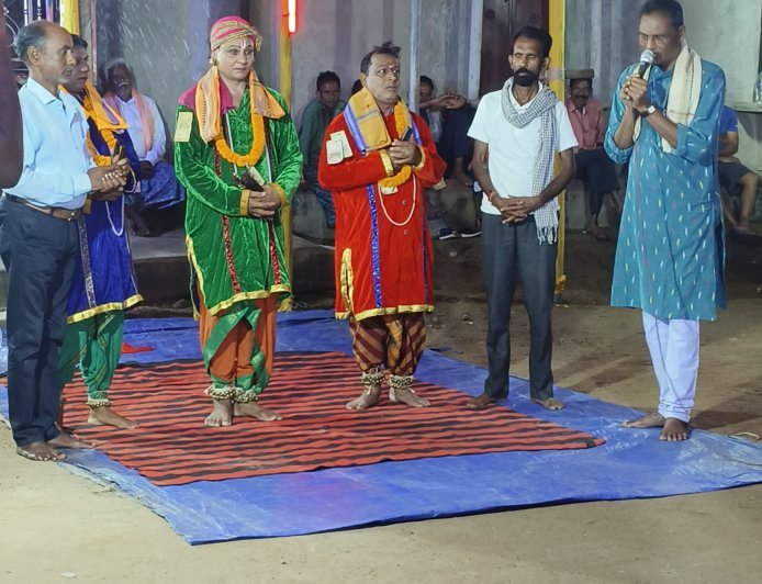 ଟାଙ୍ଗରଯୋଡା ଗ୍ରାମରେ ଗଜଲକ୍ଷ୍ମୀ ପୂଜା ଅବସରରେ ଦାସକାଠିଆ ପରିବେଷଣ