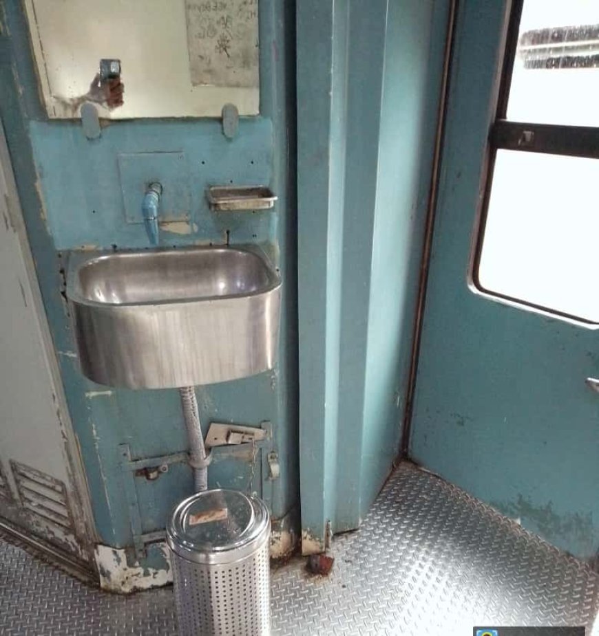 Kharagpur Division Observes ‘Swachh Railgadi (Clean Train)’ under Swachhata Pakhwada 2025