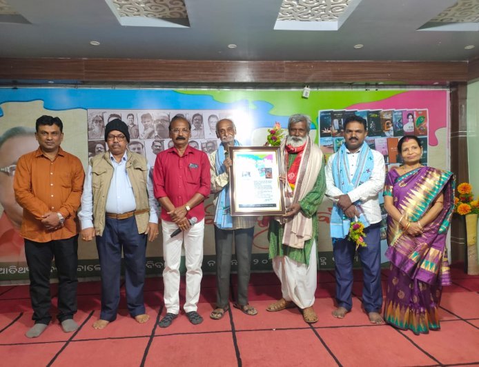 “कवि समाज के लिए बौद्धिक विचारों को संजोकर रखते हैं,” अतिथि ने कहा