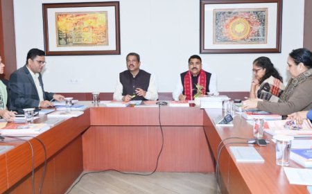 Union Education Minister reviews curriculum reform and textbook development