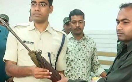 Maoist carrying Rs 21 lakh reward surrenders before Malkangiri SP