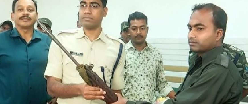 Maoist carrying Rs 21 lakh reward surrenders before Malkangiri SP