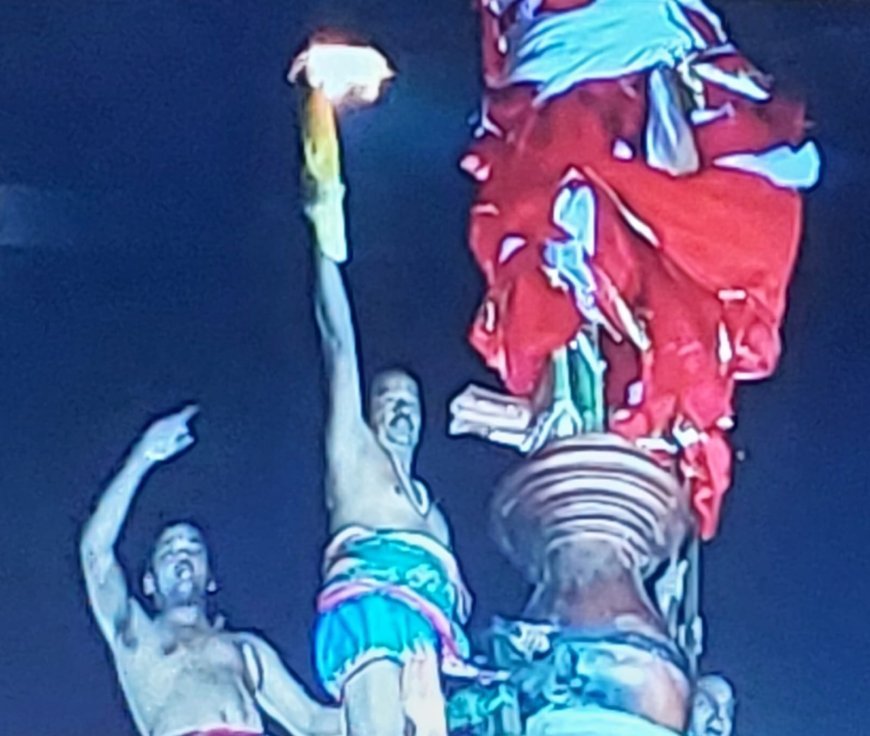 Mahadipa lifted atop Lingaraj Temple in Bhubaneswar ahead of schedule 